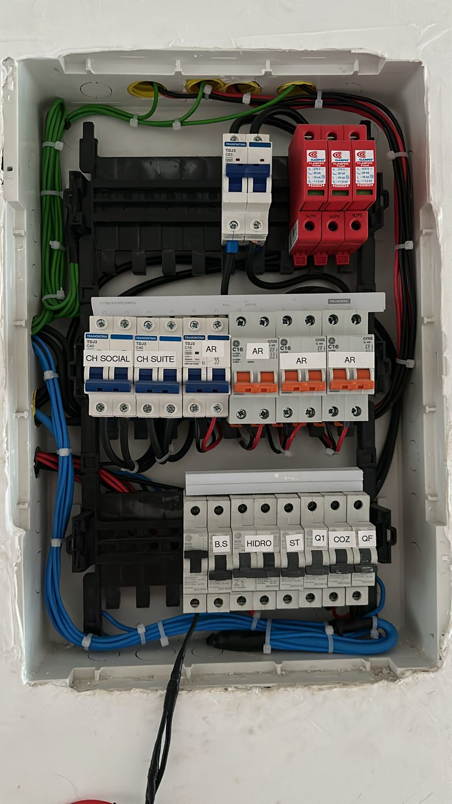 Quadro de distribuição com circuitos identificados